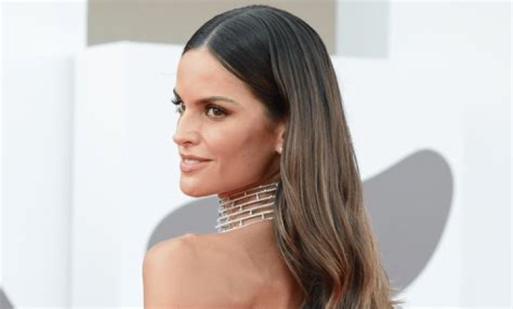 Izabel Goulart Net Worth: Details About Home, Career, Modeling, Income - SarkariResult